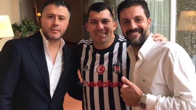 Besiktas oficializó la llegada de Gary Medel