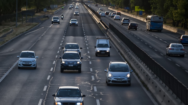 Fin de semana sandwich: Se espera que 397 mil vehículos salgan de Santiago