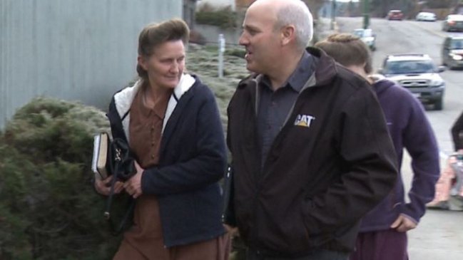 Condenan a pareja por casar a su hija con el líder de una secta mormona