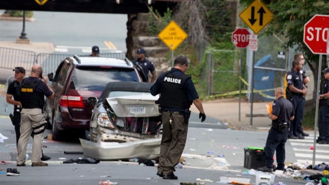 Tres muertos y más de 20 heridos tras violenta marcha supremacista en EEUU