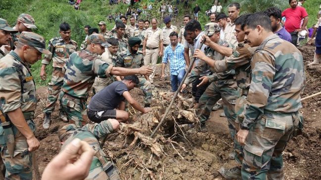 India: Al menos 45 muertos tras deslizamiento de tierra en carretera