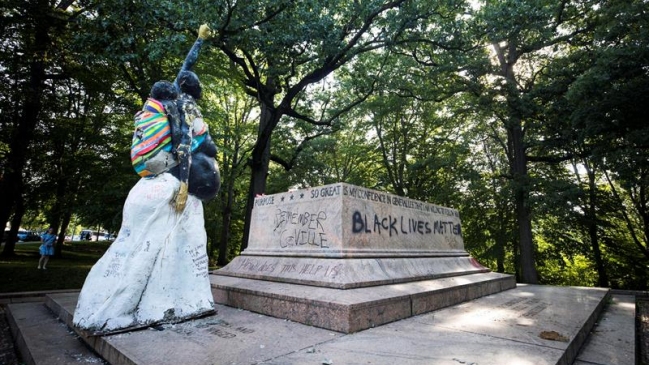 Baltimore retiró de madrugada sus monumentos a defensores de la esclavitud