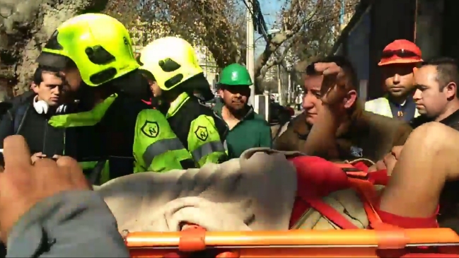 Bomberos rescató a trabajador que quedó atrapado tras derrumbe en Ñuñoa