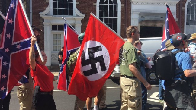 Facebook elimina perfiles de grupos supremacistas tras violencia en Virginia
