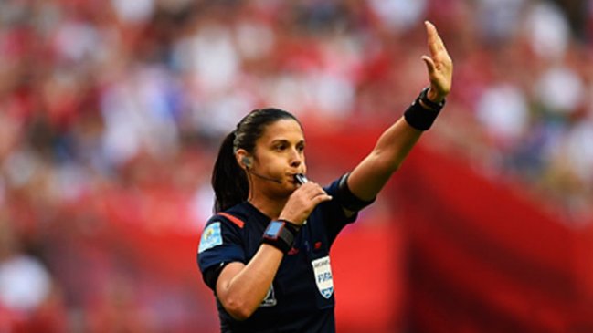 FIFA incluyó por primera vez a árbitras en torneo masculino