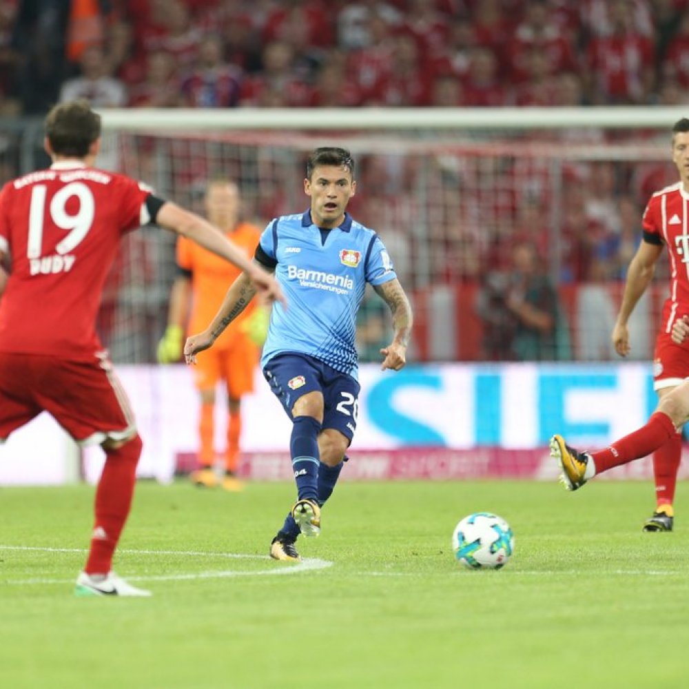 Charles Aránguiz histórico: Cometió el primer penal cobrado por el VAR en Alemania