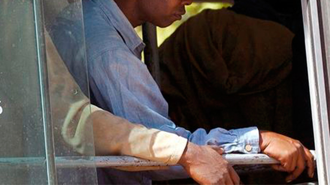 Joven marroquí fue abusada sexualmente en un bus ante la pasividad del resto