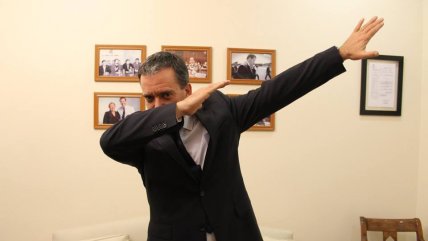   Redes sociales responden a particular celebración de Felipe Harboe 