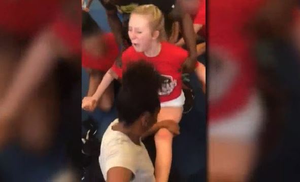 Polémica por niña que fue forzada a realizar clásica maniobra de porristas