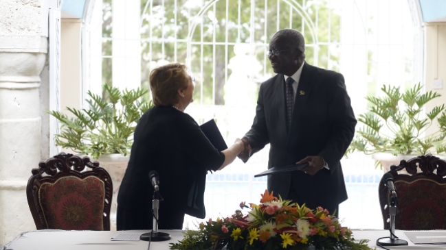 Bachelet se reunió con primer ministro de Barbados para fortalecer lazos