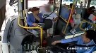 Conductor impide el robo de un celular a una pasajera