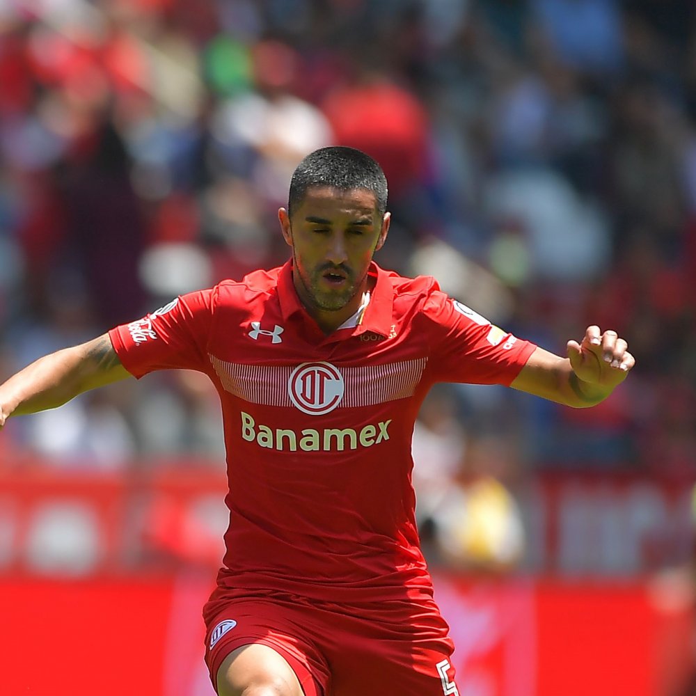 Osvaldo González salió lesionado en caída de Toluca y preocupa de cara a las Clasificatorias