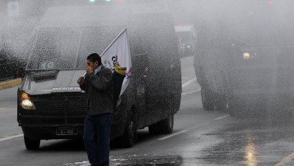 Enfrentamientos entre estudiantes y Carabineros se registran en marcha estudiantil
