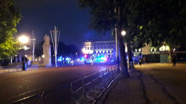 Hombre fue detenido por agredir a dos policías ante el palacio de Buckingham