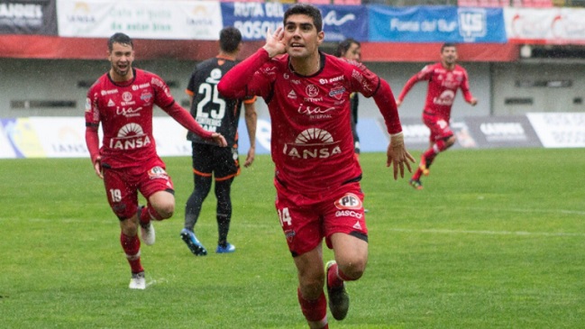 Sebastián Varas alcanzó a Manuel Villalobos como goleador histórico de Ñublense