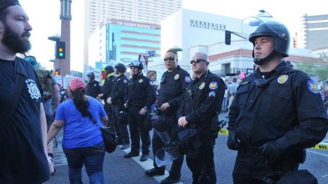 Trump derogó orden de Obama para facilitar equipamiento militar a la Policía