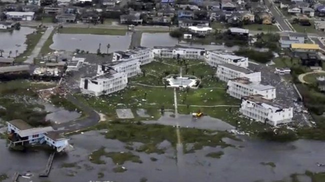Cientos de personas esperan ser rescatados en Houston tras el paso de Harvey