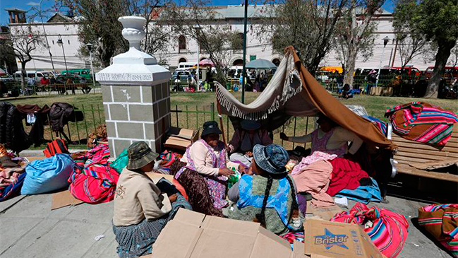 Conflicto municipal en Bolivia mantiene bloqueada la carretera a Perú