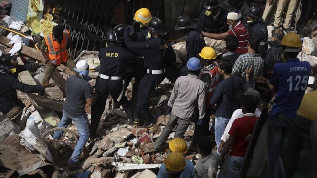 Aumentan a 33 los muertos por derrumbe de edificio en Bombay