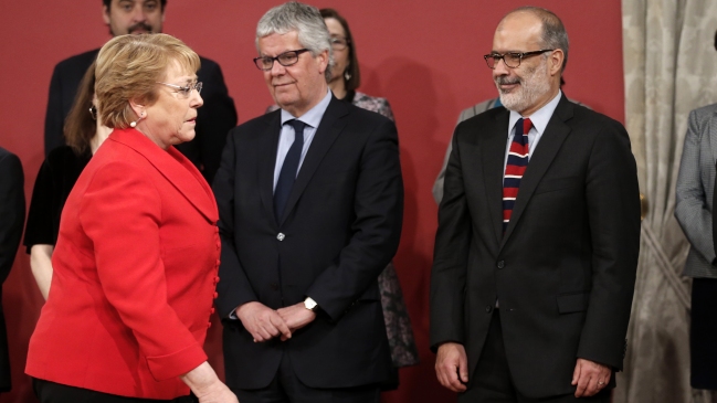 Analista político: Nueva Mayoría ha hecho todo lo posible para facilitar triunfo de Piñera