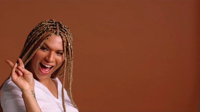 L'Oréal despidió a modelo transgénero que llamó racistas a 