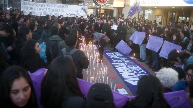 Cientos de personas se manifestaron en Plaza Baquedano por muerte de escolar que fue violada