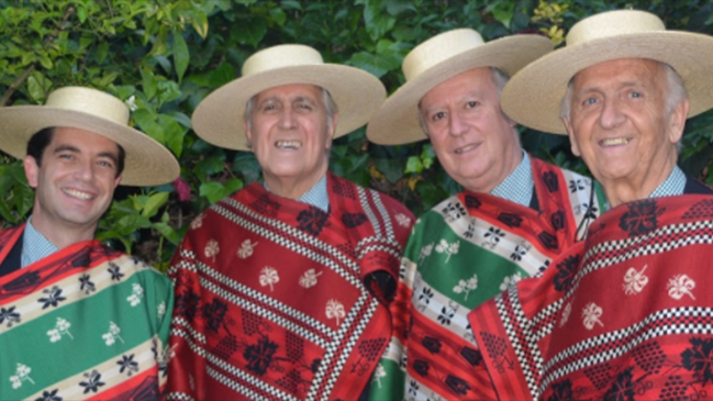 Los Huasos Quincheros denunciaron que aerolínea les destruyó una guitarra