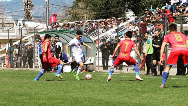 Santa Cruz sigue en lo alto de la Segunda División con un empate ante Cauquenes