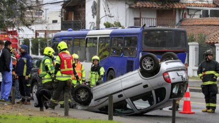   Accidente de tránsito dejó un auto volcado en Las Condes 