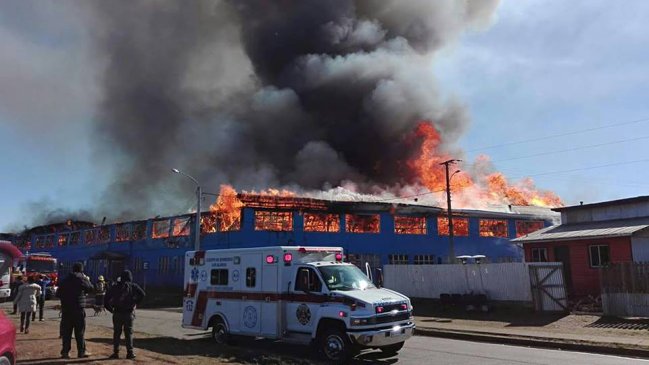 Incendio destruyó liceo de Los Álamos: Casi mil estudiantes debieron ser evacuados