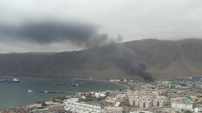 Incendio afecta a galpón cercano a la Zofri en Iquique
