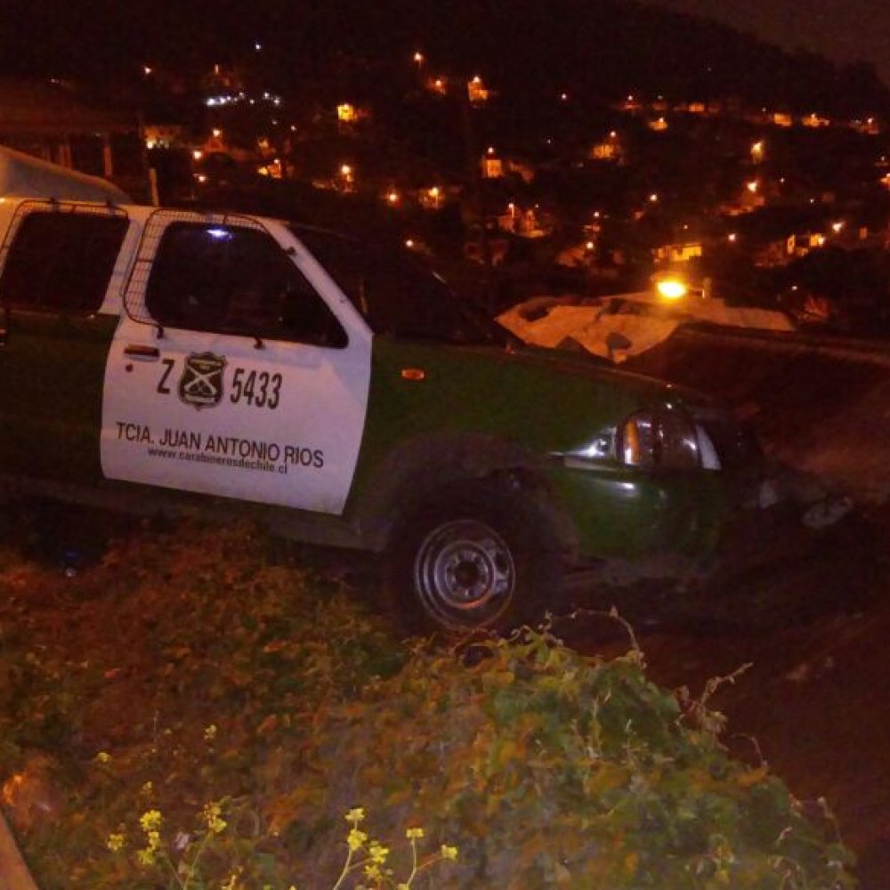 Persecución policial terminó con auto de Carabineros sobre techo de casa en Recoleta