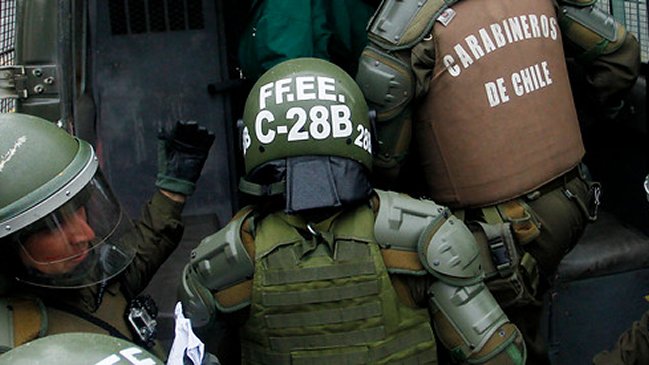 Barricadas y saqueo a farmacia movilizó a Carabineros en La Pincoya