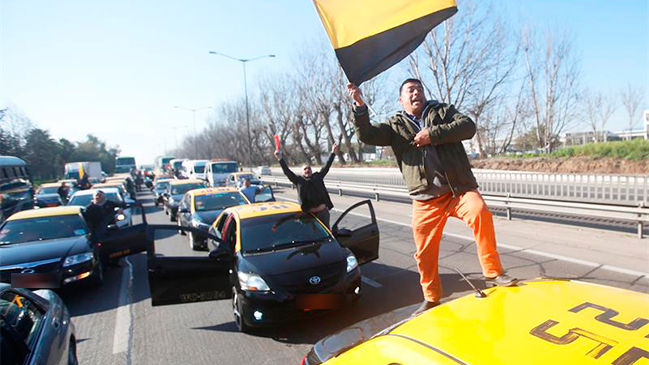 Taxistas: Proyecto de ley es un traje a la medida de Uber