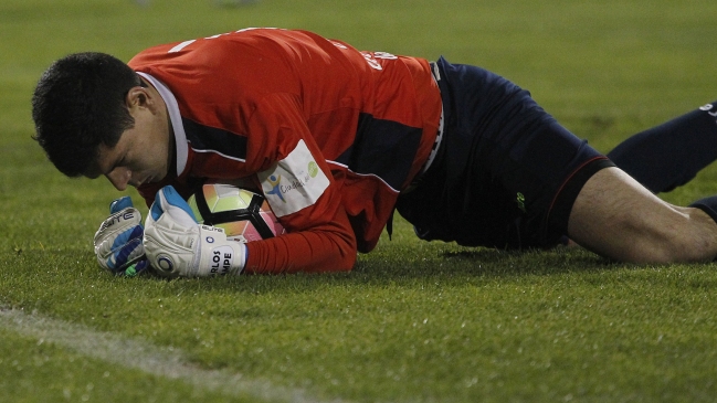 Universidad Católica rechazó insultos de sus hinchas a Carlos Lampe
