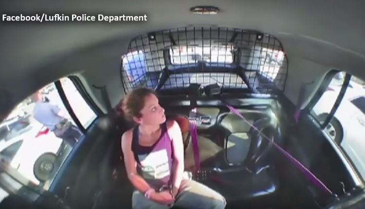 Mujer detenida por la policía se sacó las esposas y arrancó