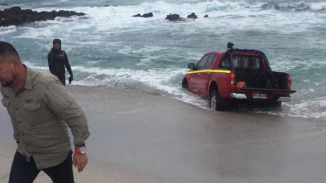 Conductor quiso lavar las ruedas de su camioneta en el mar y recibió un parte