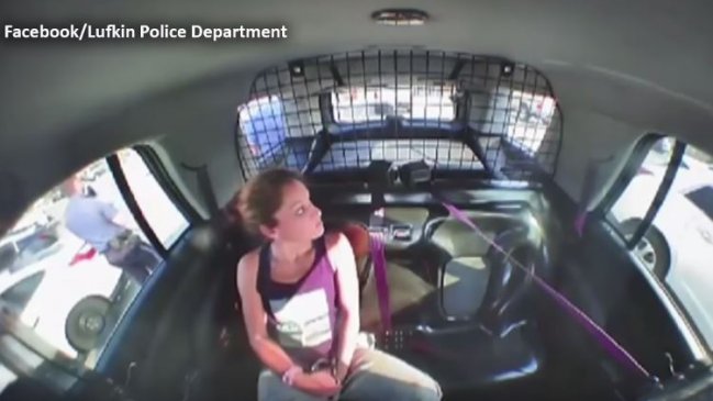 Mujer detenida por la policía se sacó las esposas y arrancó