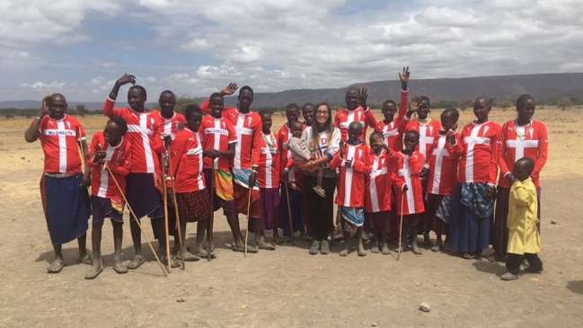 Hincha de la UC llevó su pasión por el club a niños de Tanzania