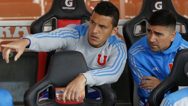 Isaac Díaz y David Pizarro llevaron ramo de flores al Memorial del Estadio Nacional