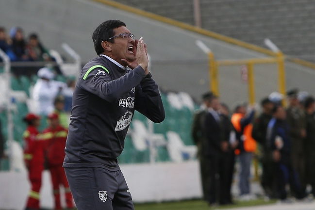La FIFA sancionó a DT de Bolivia por insultos a seleccionado chileno