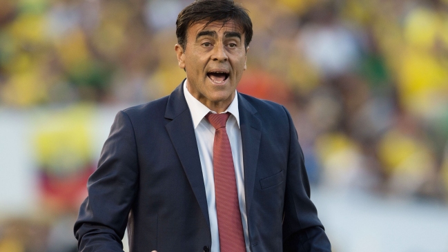 Federación ecuatoriana aún espera que Gustavo Quinteros renuncie a selección