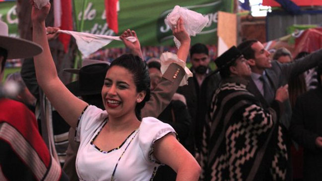 Fiestas Patrias: Este lunes celebran tijerales de las fondas del Parque O'Higgins