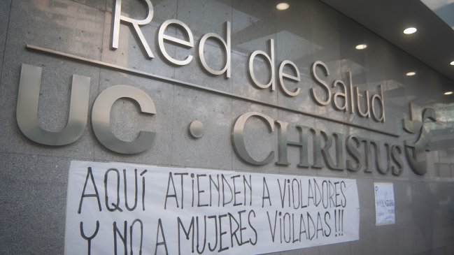 Estudiantes protestaron en Clínica UC por atender a Karadima y rechazar abortos