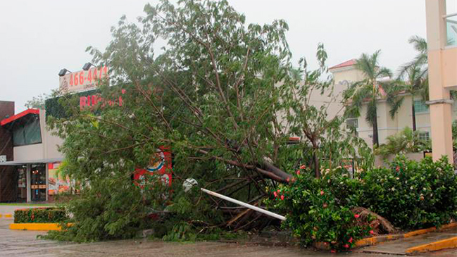 Huracán Max toca tierra y causa tormentas fuertes en el sur de México