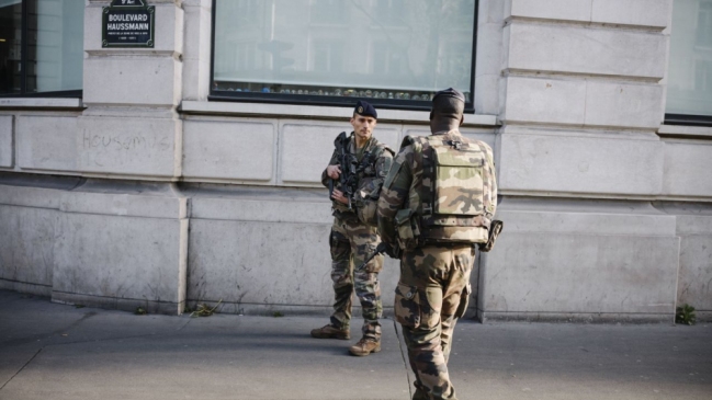 Un hombre armado con un cuchillo intentó agredir a un militar en París