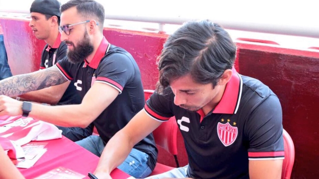 Matías Fernández y Luis Felipe Gallegos firmaron autógrafos a hinchas de Necaxa