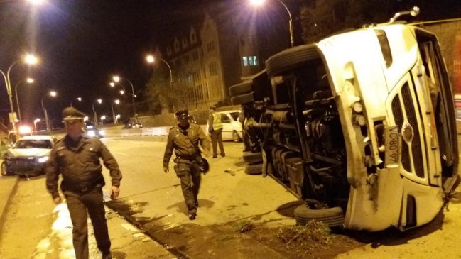 Al menos seis lesionados tras volcamiento de microbús en Valparaíso
