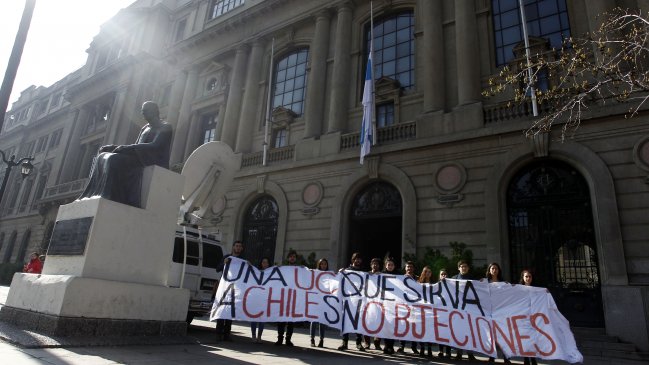 Alumnos critican a la PUC tras suicidio de compañera de Ingeniería Comercial
