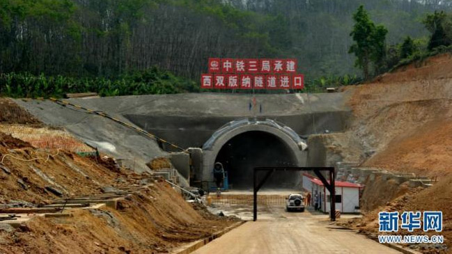 China: Rescatan con vida a nueve obreros atrapados bajo tierra